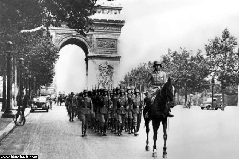 David Coquille on X: Le drapeau nazi flotte sur l'Arc de triomphe le 24  juin 1940. Un policier français regarde.  / X
